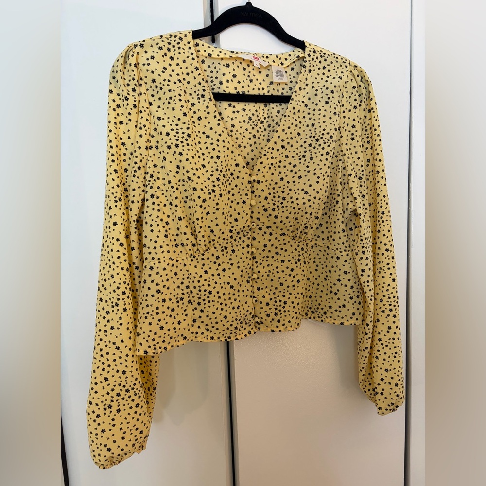 Cute Yellow Levi’s blouse with Buttons